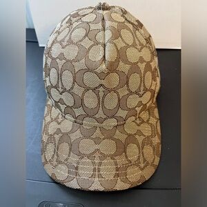 COACH WOMENS SIGNATURE JACQUARD BASEBALL HAT Preowned.  But in great condition.